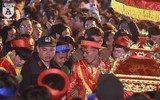 Bất chấp mưa rét, hàng vạn người chen chân xin ấn ở đền Trần
